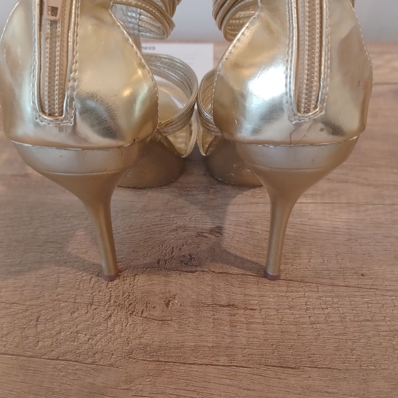 Gold heels - Picture 4 of 4